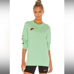 NIKE NSW HBR Worldwide Tee in Cucumber Calm